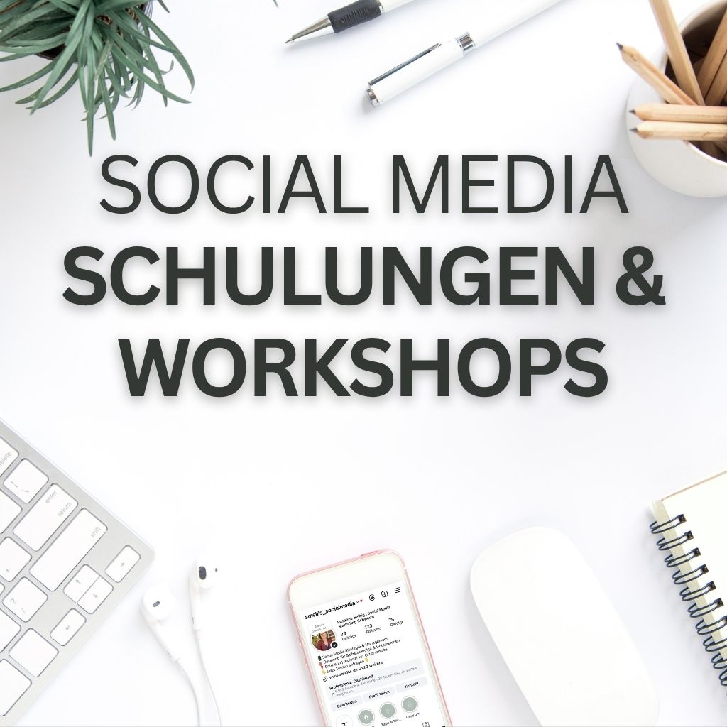 Arbeitsplatz mit Smartphone und der Aufschrift „Social Media Schulungen & Workshops“ – Weiterbildung für digitale Kommunikation.