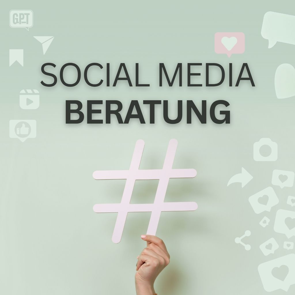 Hand hält ein großes Hashtag-Zeichen vor dem Schriftzug „Social Media Beratung“ – Symbol für professionelle Unterstützung im Online-Marketing.