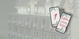 Zwei Smartphones mit festlich gestalteten Canva-Vorlagen für einen digitalen Adventskalender vor einem klassischen Adventskalender – ideal für Social Media Beiträge.