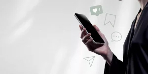 Smartphone mit Social Media Icons für Social Media Strategie und digitale Kommunikation als ein Angebot von Amelli's Social Media Susanne Seibig.