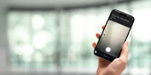 Weibliche Hand hält Smartphone auf dem die Teleprompter Funktion innerhalb der Instagram App zu sehen ist.